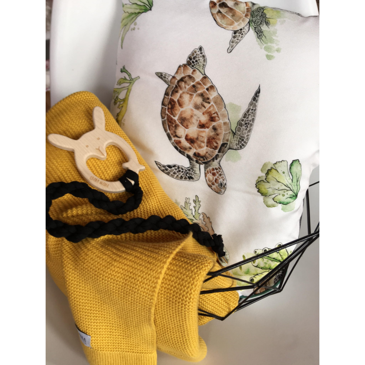 Qbana Mama Poduszka bambusowa PACIFIC TURTLE 40x60 (2).png