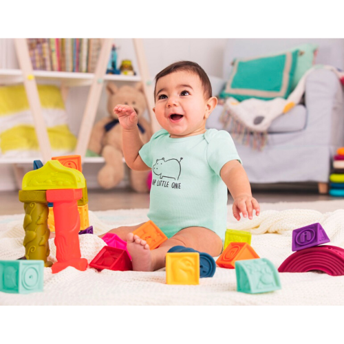 B.Toys Elemenosqueeze – miękkie klocki sensoryczne z literkami, 26 elementów