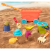 B. Toys Wavey Wagon Wózek – wagonik z akcesoriami do piasku Czerwony (2).png