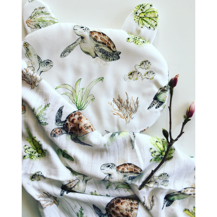 Qbana Mama Poduszka bambusowa miś PACIFIC TURTLE 30x23 (3).png